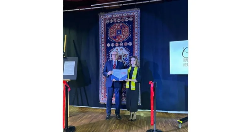 Азербайджанский ковер передан в дар музею Польши накануне Дня Победы (ФОТО)