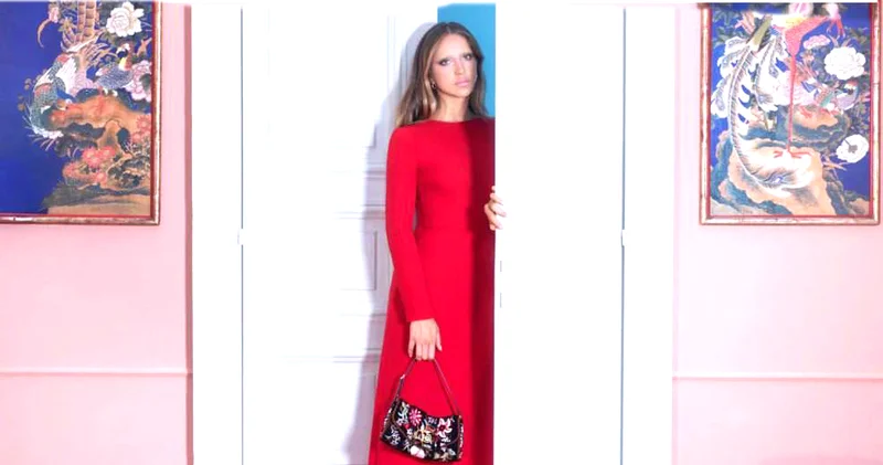 Dakota Conson yeni Valentino kampaniyasının simasıdır…