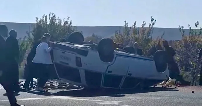 Təkəri partlayan “VAZ” yolun ortasında aşdı, sürücü yaralandı VİDEO