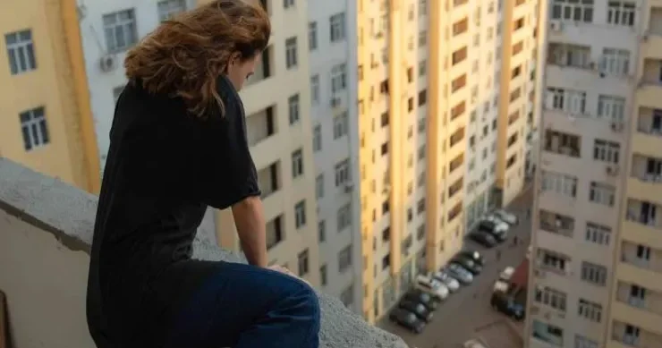 Əri həbs olunan qadın özünü 22 ci mərtəbədən atdı