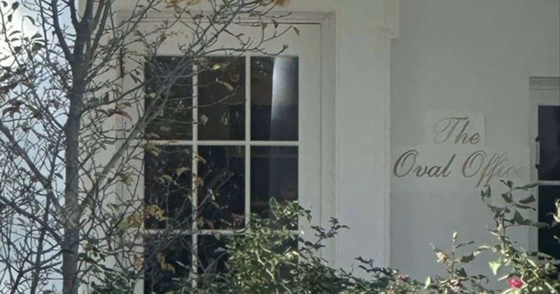 Donald Tramp pəncərəsinə lövhə asdı “Oval Kabinet”