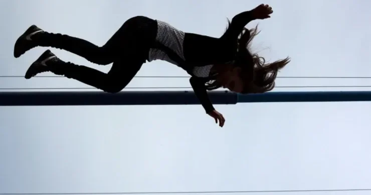 Polis fahişəni binadan atdı