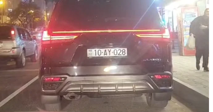 Yolu kəsən Lexus sürücüsü irad bildirən xanıma kobud cavab verdi 10 AY 028 VİDEO