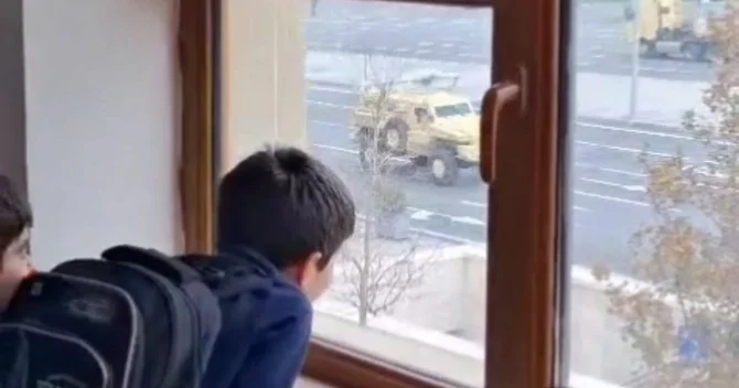 Birinci sinif uşaqlarının hərbi texnikaları sevinclə izləməsi görənləri kövrəldir