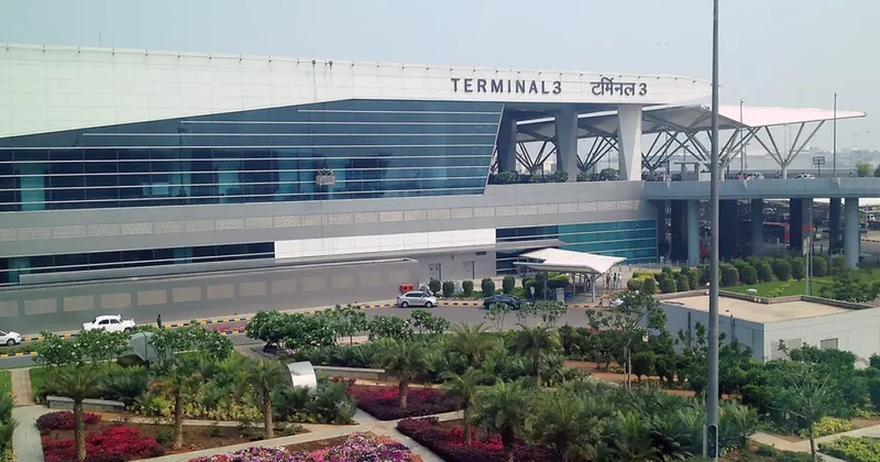 В крупнейшем аэропорту Индии задержаны около 100 рейсов