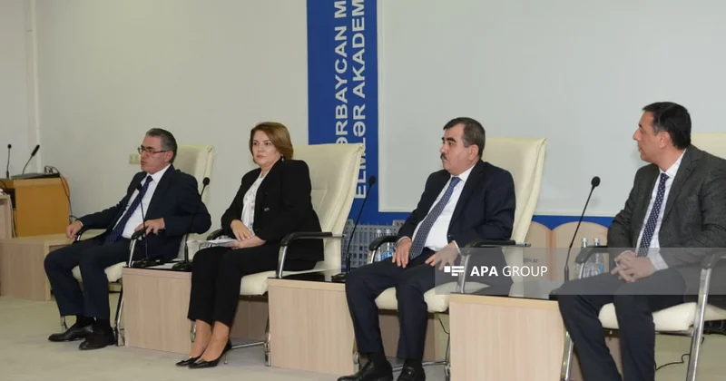 Çap və onlayn mediada Azərbaycan dilinin istifadə qaydaları müzakirə edilib FOTO