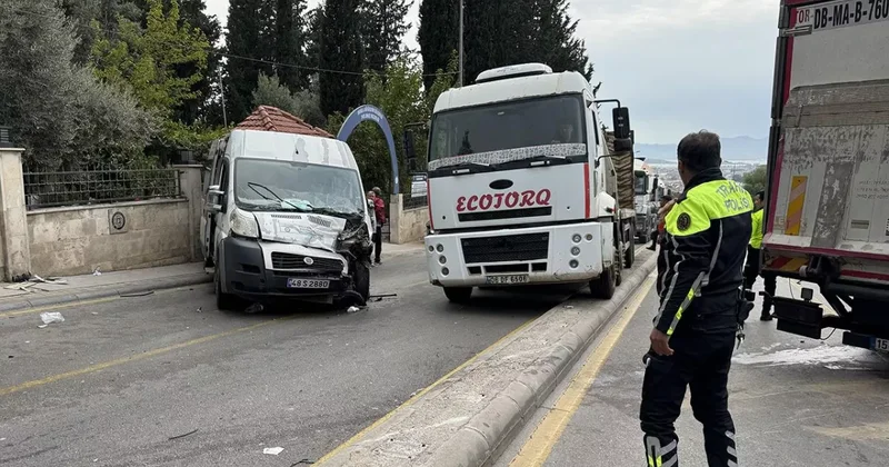 В Турции грузовик врезался в школьный автобус: десятки пострадавших ФОТО