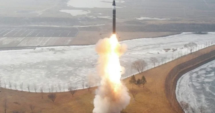 Şimali Koreya Yapon dənizinə doğru ballistik raket atıb