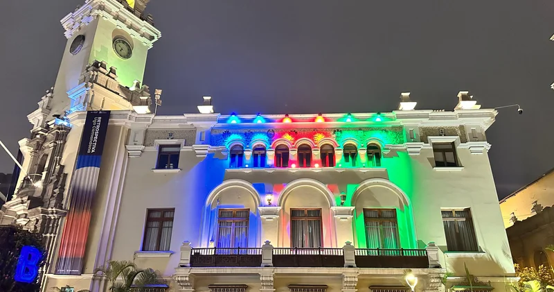 Здание мэрии в Лиме осветили в цвета азербайджанского флага