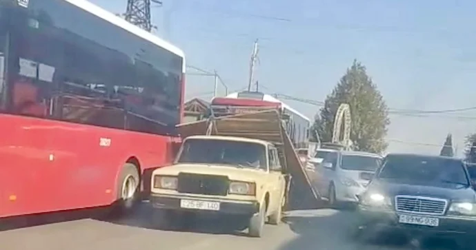 Gəncədə yük daşıyan avtomobil qəza törətdi, avtobuslara ziyan dəydi VİDEO
