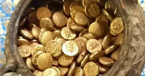 В Индии под храмом Шивы нашли горшок с золотыми монетами XIII века