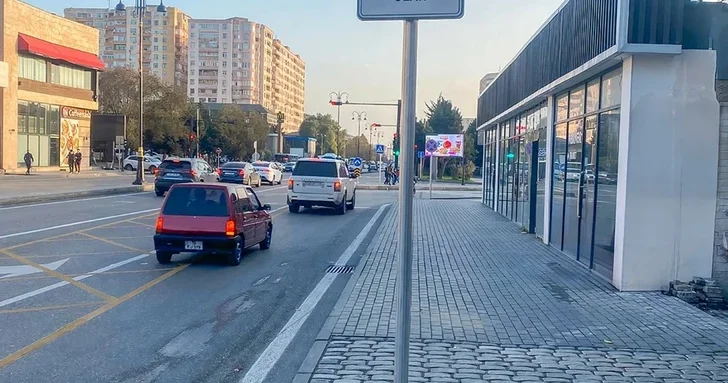 На перекрестке в Баку построен новый островок безопасности для улучшения транспортной инфраструктуры