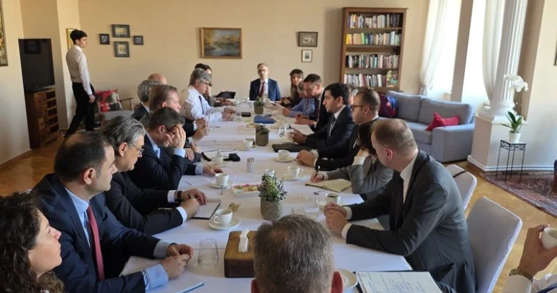 Hikmət Hacıyev NATO nümayəndə heyəti ilə sülh gündəliyini müzakirə etdi