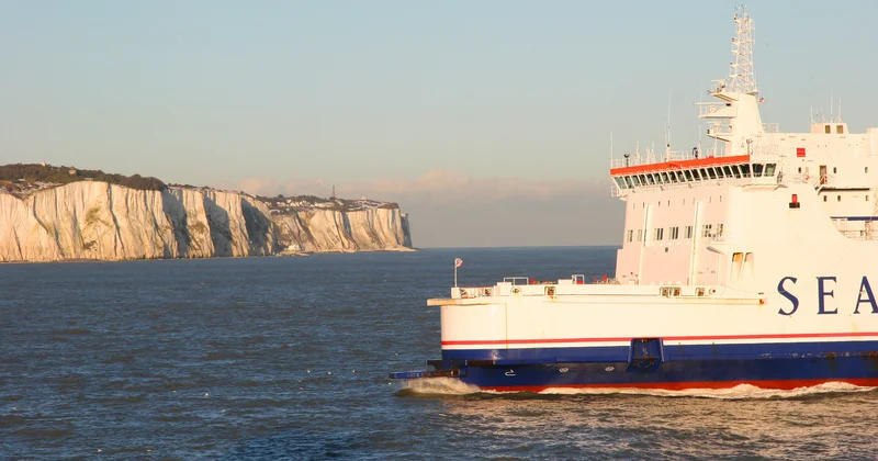 Паром с 20 пассажирами на борту все еще стоит у берегов Сочи