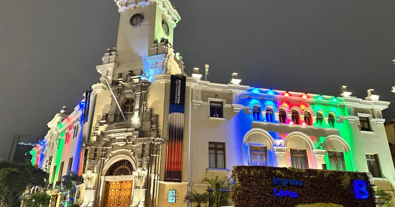 Peruda bələdiyyə binası Azərbaycan Bayrağının rəngləri ilə işıqlandırıldı FOTO