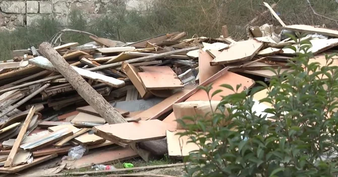 Qalaq qalaq tullantıların toplandığı 86 illik MƏKTƏB: Zirzəmisindən tavanınadək uçub tökülür