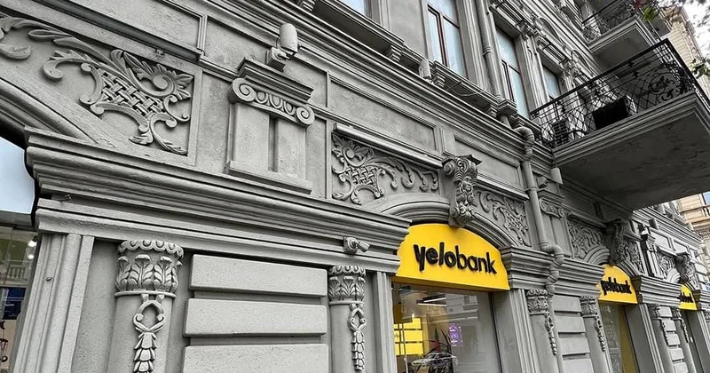 Mərkəzdə TƏHLÜKƏ… Tarixi binaya faciəyə səbəb olan üzlük vuruldu Foto