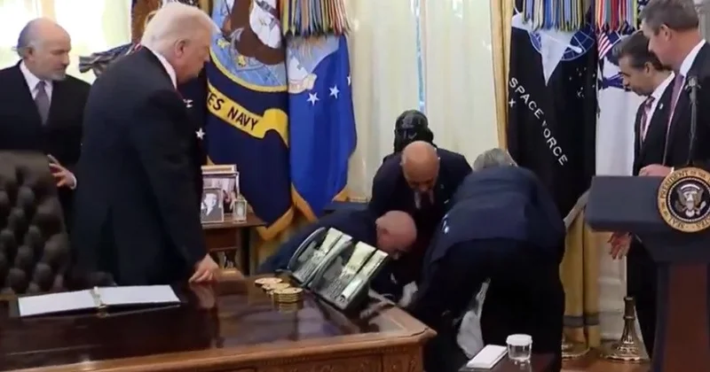 Oval Ofisdə Trampın açıqlaması öncəsi gərgin anlar: bir nəfər huşunu itirdi