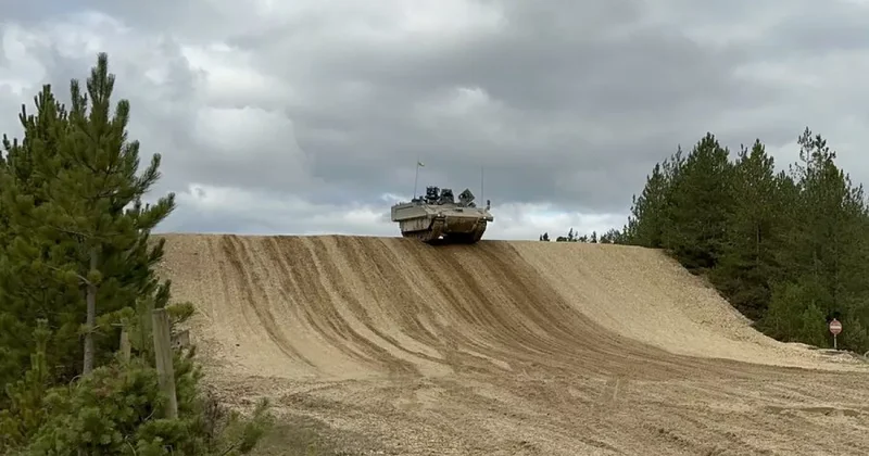 В Британии после испытаний новых бронемашин Ajax госпитализированы военные