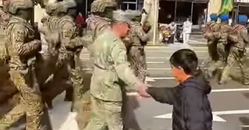 Uşağın əsgərlərə olan sevgisi maraqla qarşılandı Video