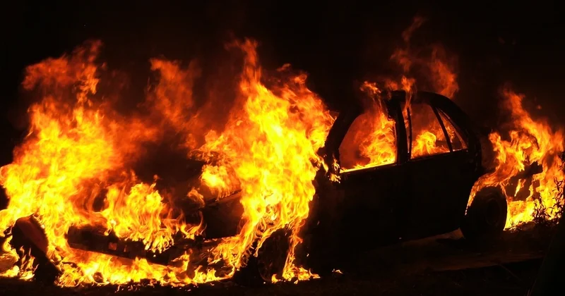 Bakıda qarajda yanğın oldu: İki nəfər tüstüdən zəhərləndi