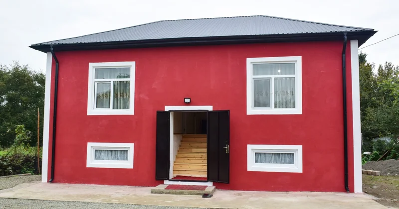 Ərkivanda sevinc dolu gün evi yanan ailəyə yeni ev hədiyyə edildi VİDEO