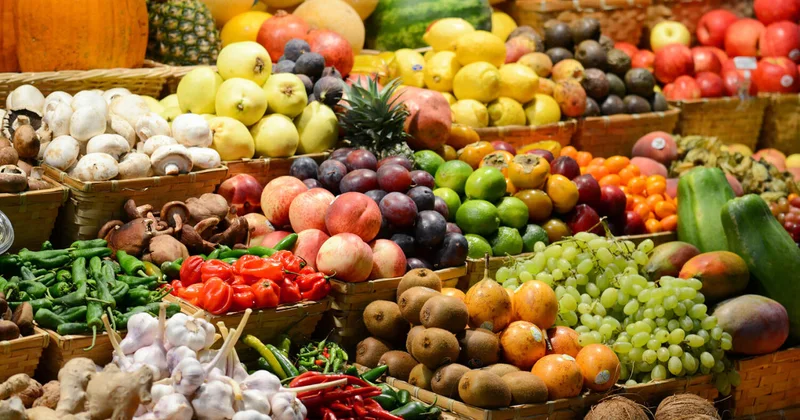 Названы овощи и фрукты, с которыми в организм попадают вредные химикаты