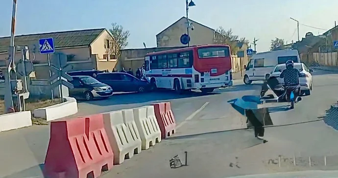 Lökbatanda qəza: “Opel” və sərnişin avtobusu toqquşdu VİDEO