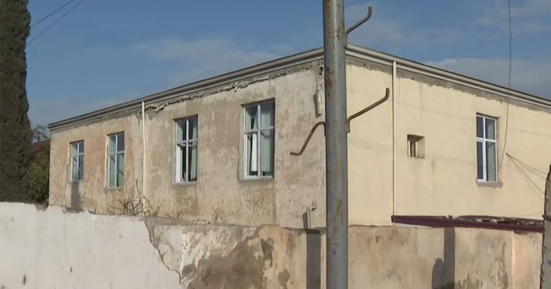 86 illik məktəb uçub tökülür Zirzəmisindən tavanadək