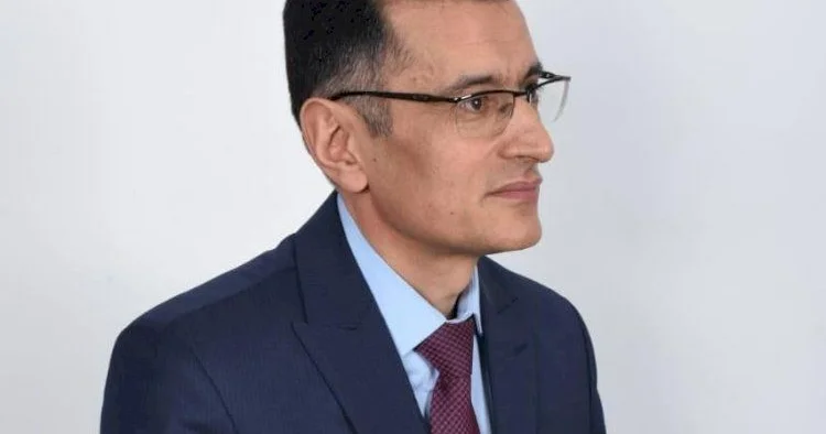 “Hansı vəzifəlini, bir az üzdə olan alimini, məmurunu qaldırırlar, altından milyonlar çıxır…”