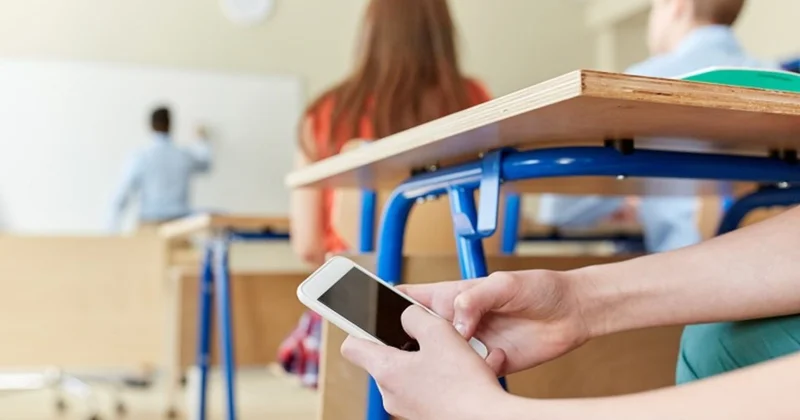 Yeni dəyişiklik GÜNDƏMDƏ Məktəbə telefon gətirən şagirdin valideyni cərimələnəcək?