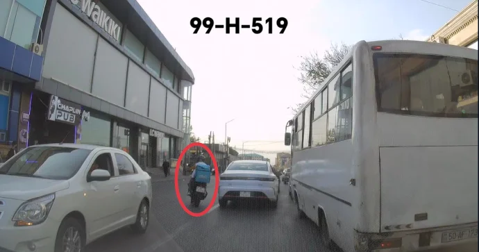 Tələsən moto kuryer əks yola keçdi, amma qabağa düşə bilmədi VİDEO