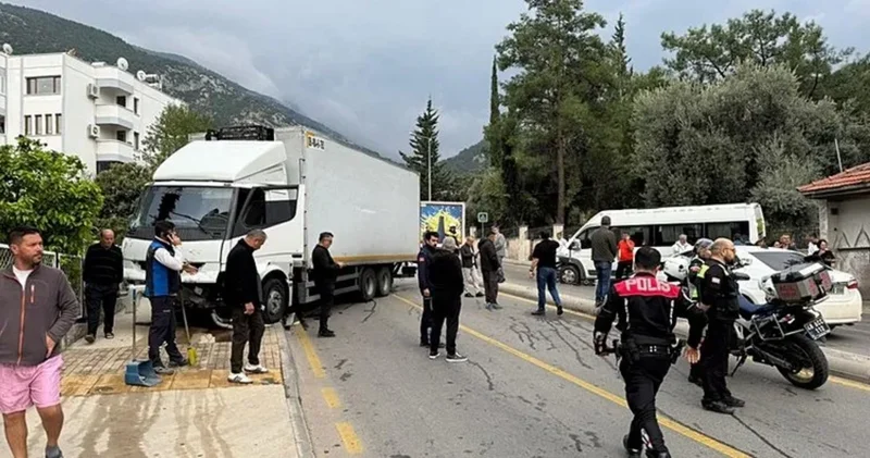 Məktəb avtobusu ilə yük maşını toqquşdu Çox sayda yaralı uşaq var