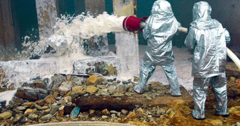 Bakıda binanın parkinqində yanğın 2 maşın alovlanıb