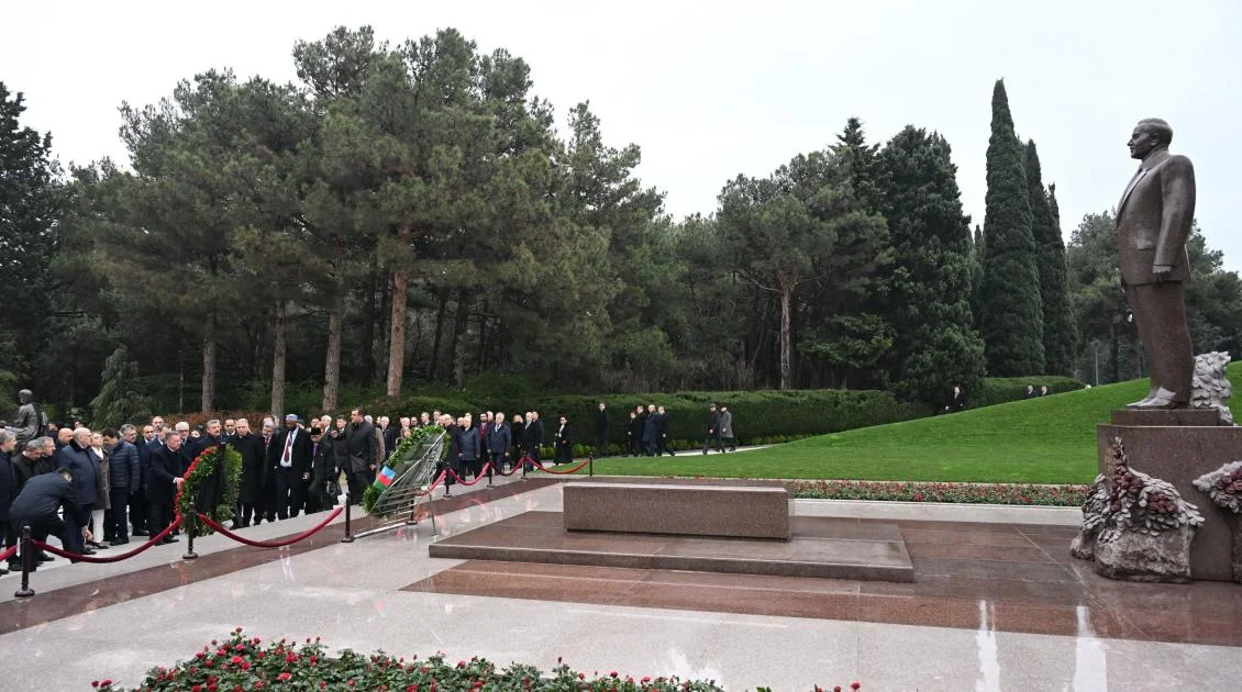 Beynəlxalq Parlament Konfransının iştirakçıları Fəxri Xiyabanı ziyarət ediblər