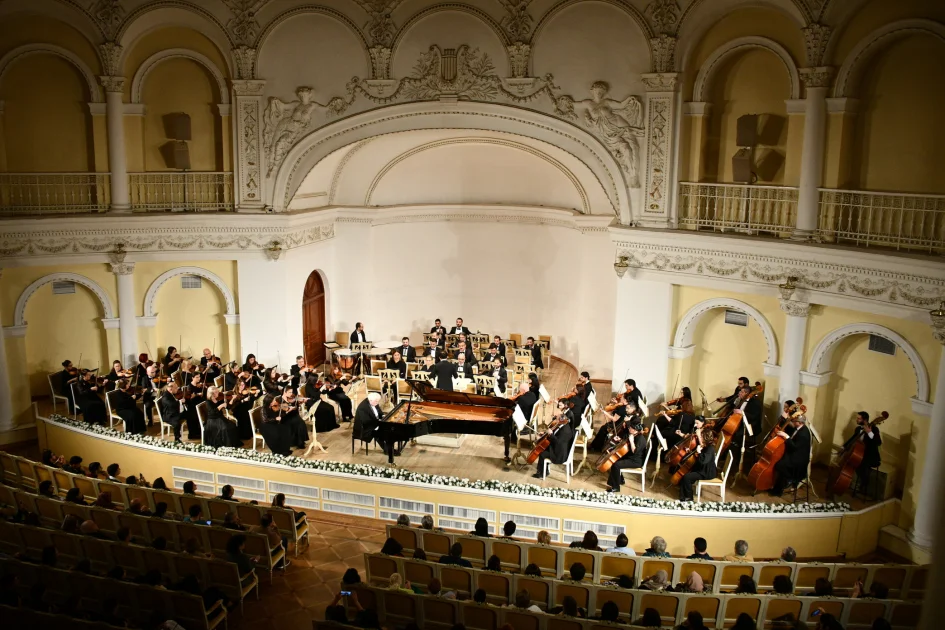 Rusiyalı pianoçu Mixail Lidski Bakıda Bramsın şedevr əsərlərini ifa edib