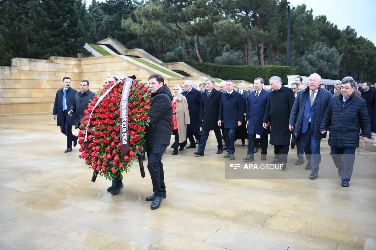 Konfrans iştirakçıları Şəhidlər Xiyabanında FOTOLAR