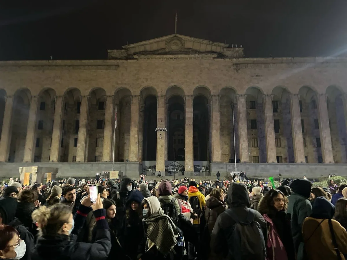 Tbilisi Dövlət Universitetinin qarşısında nümayiş KEÇİRİLİR VİDEO