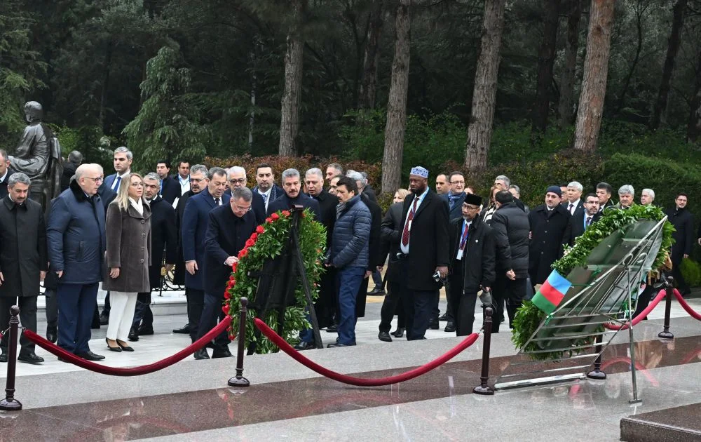 Beynəlxalq Parlament Konfrasının iştirakçıları Fəxri Xiyaban və Şəhidlər Xiyabanını ziyarət etdilər FOTO