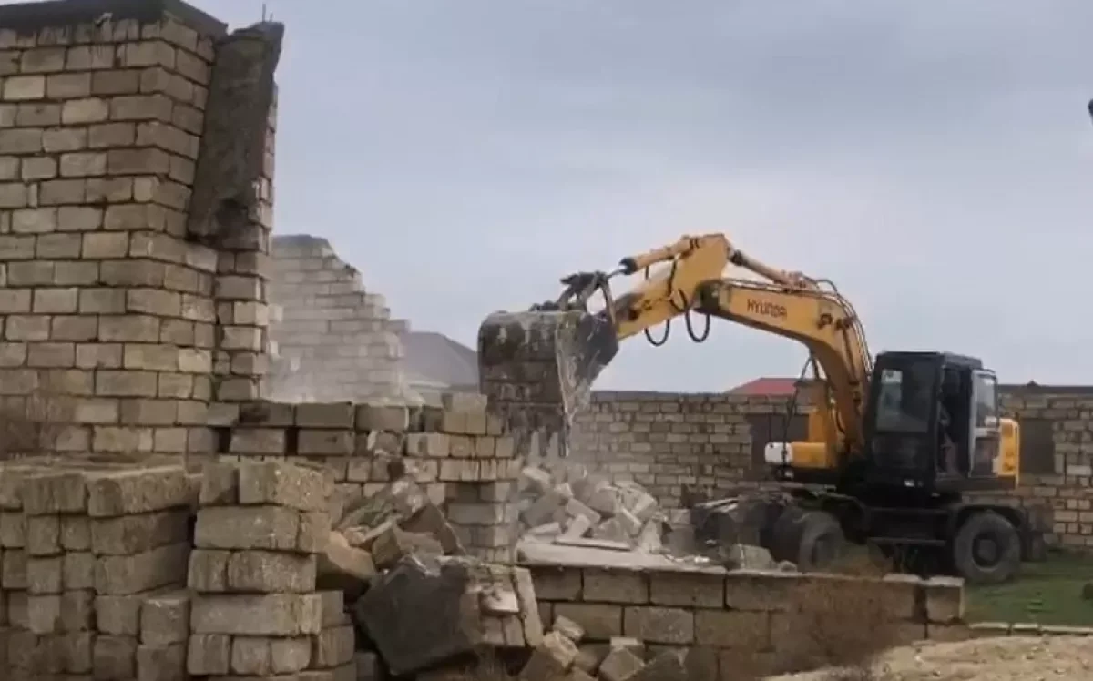 МЧС продолжает сносить незаконные постройки в Баку Видео