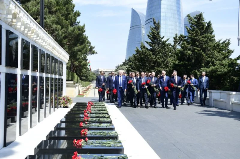 Beynəlxalq konfrans iştirakçıları Şəhidlər xiyabanını və Türk şəhidliyi”ni ziyarət ediblər