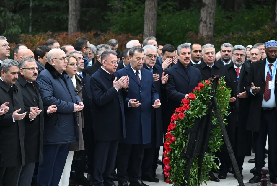 Konfrans iştirakçıları Fəxri xiyabanı ziyarət etdilər FOTO