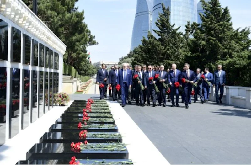 Beynəlxalq konfrans iştirakçıları Şəhidlər xiyabanını və Türk şəhidliyi”ni ziyarət ediblər