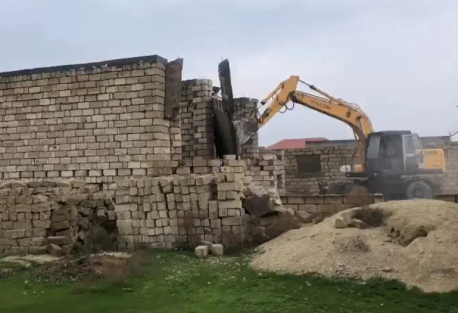 Suraxanı rayonunda qanunsuz inşa olunan tikililər sökülüb VİDEO AZƏRTAC