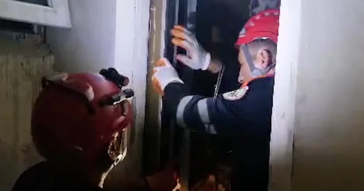 Liftdə qalan şəxslər xilas edildi