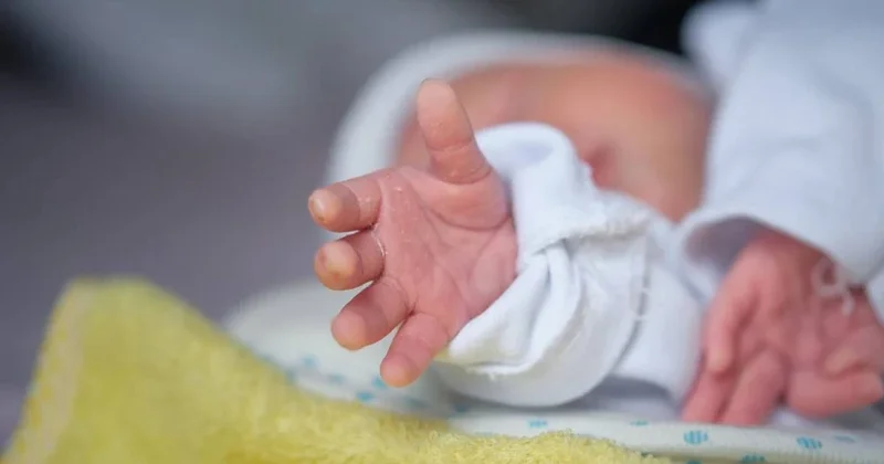 Azərbaycanda ana 1 yaşlı uşağını zirzəmiyə atdı