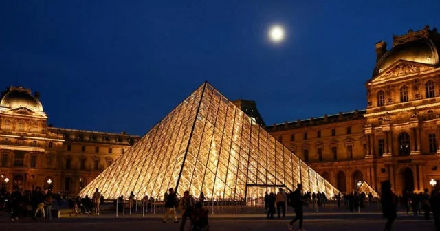 Luvrda yüzlərlə qədim kitablar və sənədlər su altında qaldı