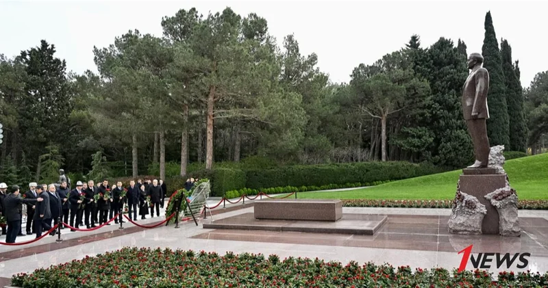Кыргызская делегация посетила могилу Гейдара Алиева на Аллее почетного захоронения
