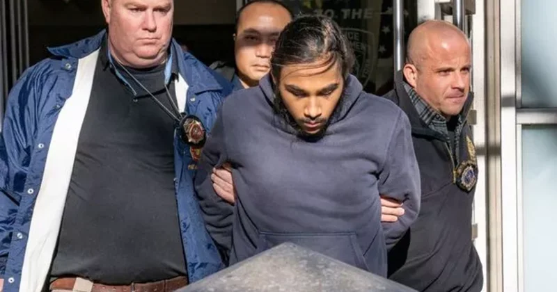 Nyu Yorkda 18 yaşlı tələbə metroda yatan sərnişini yandırıb