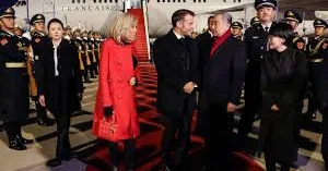 Makron Çini rüsumlarla hədələdi